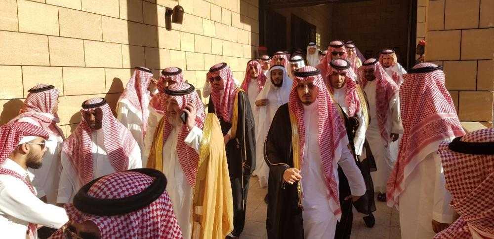 يتقدمهم والده الأمير مقرن وعشرات من الأمراء.. أداء الصلاة على الأمير منصور وتشييع جنازته (صور)