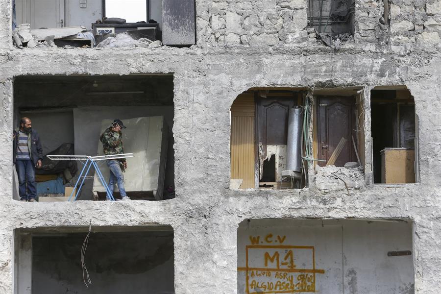 سوريون يرفضون مغادرة منازلهم المتصدّعة بفعل الزلزال في مدينة حلب