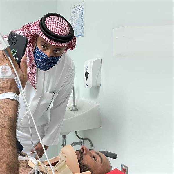 الأمير خالد بن سلطان يزور المتسابقين الذين تعرضوا لحوادث في رالي الشرقية (صور)