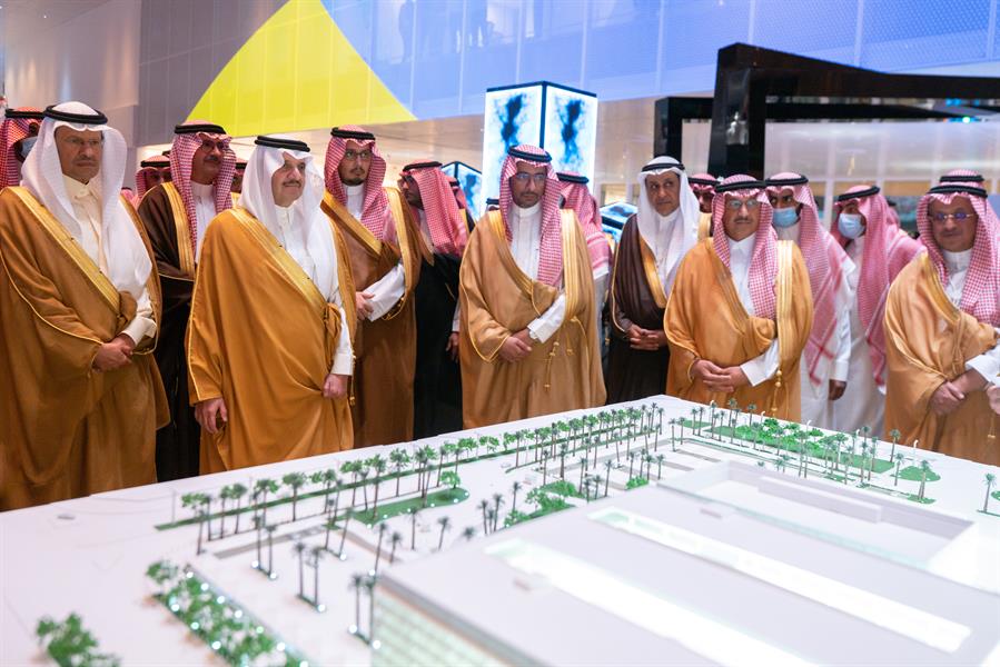 وزير الطاقة: نعمل على تطوير حقول الغاز لإنتاج 630 ألف برميل يومياً من سوائل الغاز الطبيعي والمُكثَّفَات وزير الطاقة: نعمل على تطوير حقول الغاز لإنتاج 630 ألف برميل يومياً من سوائل الغاز الطبيعي والمُكثَّفَات