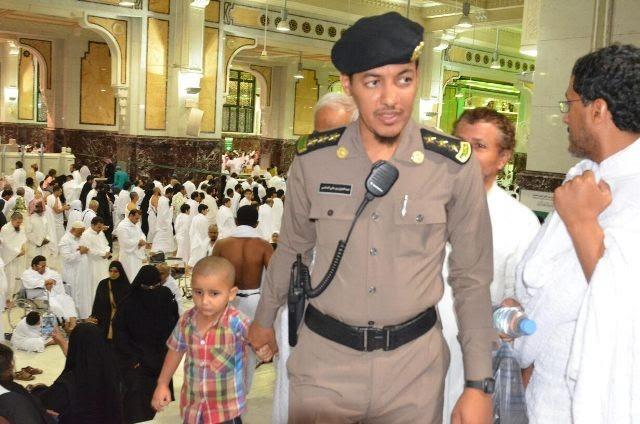 صور تظهر تفاني رجال الامن في خدمة المعتمرين وزوار الحرم