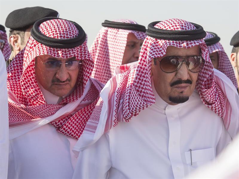 بالصور.. خادم الحرمين الشريفين يتقدم المصلين على الأمير تركي بن عبدالعزيز