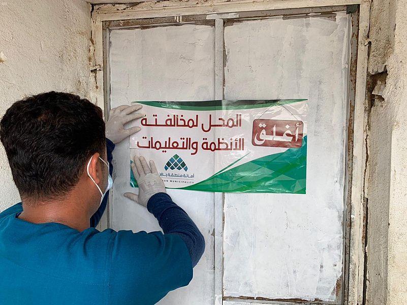 حلاق حول سكن عمالة لاستقطاب زبائنه بجازان