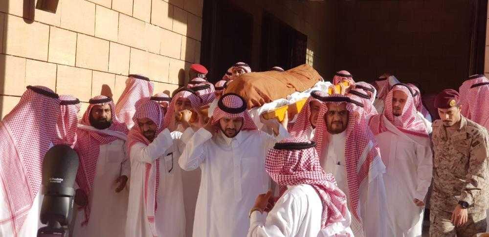 يتقدمهم والده الأمير مقرن وعشرات من الأمراء.. أداء الصلاة على الأمير منصور وتشييع جنازته (صور)