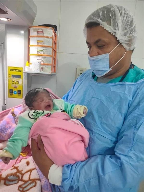 واقعة غريبة بمصر.. ولادة طفلة بشعر أبيض في الأقصر واقعة غريبة بمصر.. ولادة طفلة بشعر أبيض في الأقصر