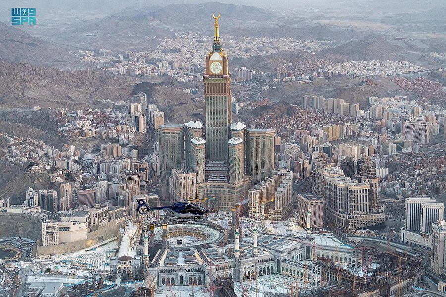 مشاهد مهيبة للحرم المكي وسط تحليق طيران الأمن فوقه  