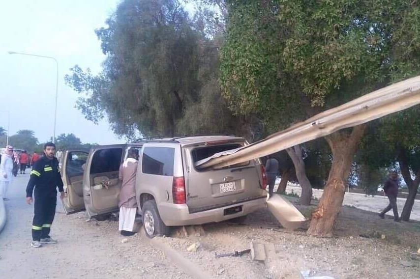 بالصور.. سياج حديدي يخترق سيارة بالصور.. سياج حديدي يخترق سيارة