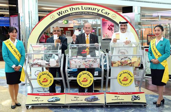 مسن لبناني يربح مليون دولار للمرة الثانية في سحب علني بدبي