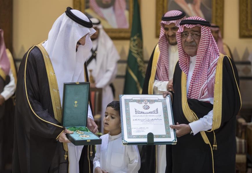 بنظرات يعلوها التأثر.. الأمير مقرن يرعى حفل تكريم شهداء 