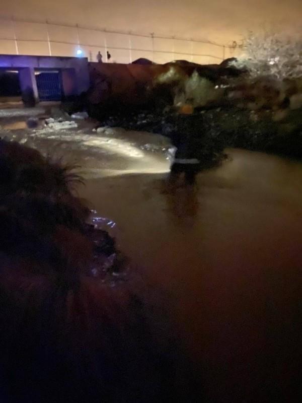 سيل يجرف مركبة بداخلها أسرة بعسير.. ووفاة الأب وإنقاذ باقي أفراد العائلة