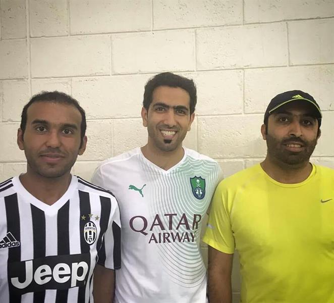 مذيع قنوات bein sports يرتدي قميص الأهلي