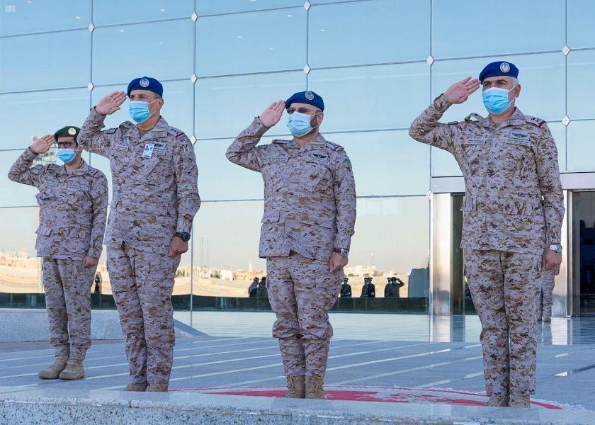 رئيس هيئة الأركان العامة يرعى حفل تخريج الدفعة 99 من طلبة كلية الملك فيصل الجوية