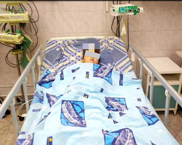 امرأة تلقي بطفلتها ذات الـ3 أعوام داخل حظيرة للدببة في حديقة حيوان بأوزبكستان