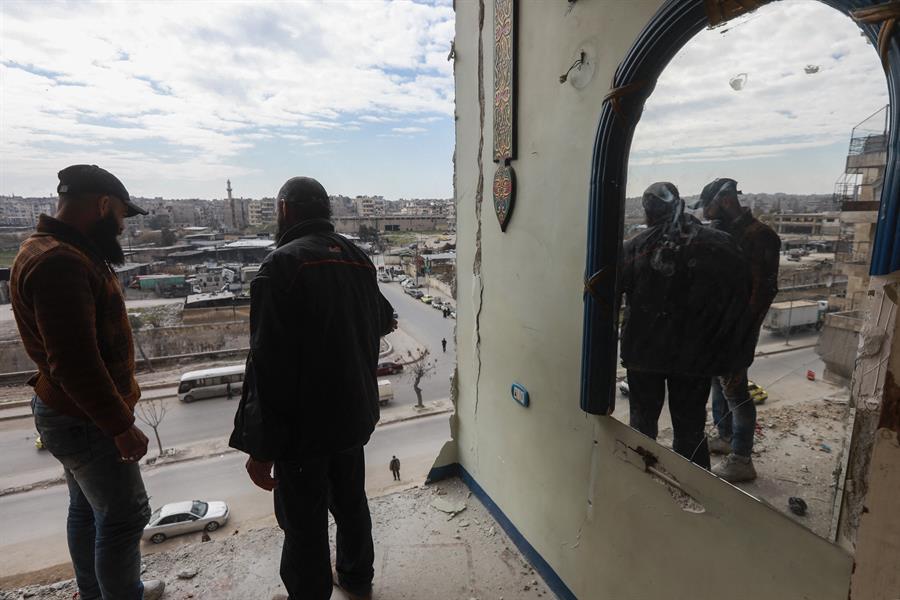 سوريون يرفضون مغادرة منازلهم المتصدّعة بفعل الزلزال في مدينة حلب