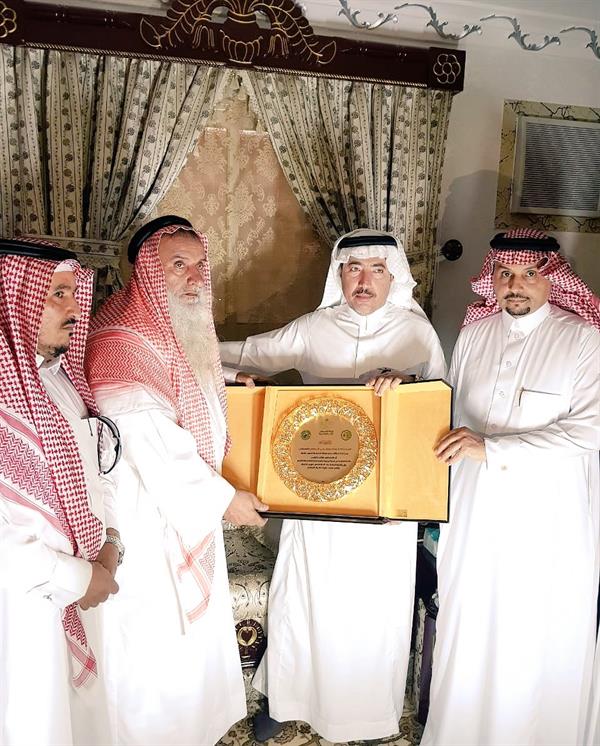 تكريم فتاة بادرت بتنظيف حديقة عامة في خميس مشيط بمشاركة أطفال