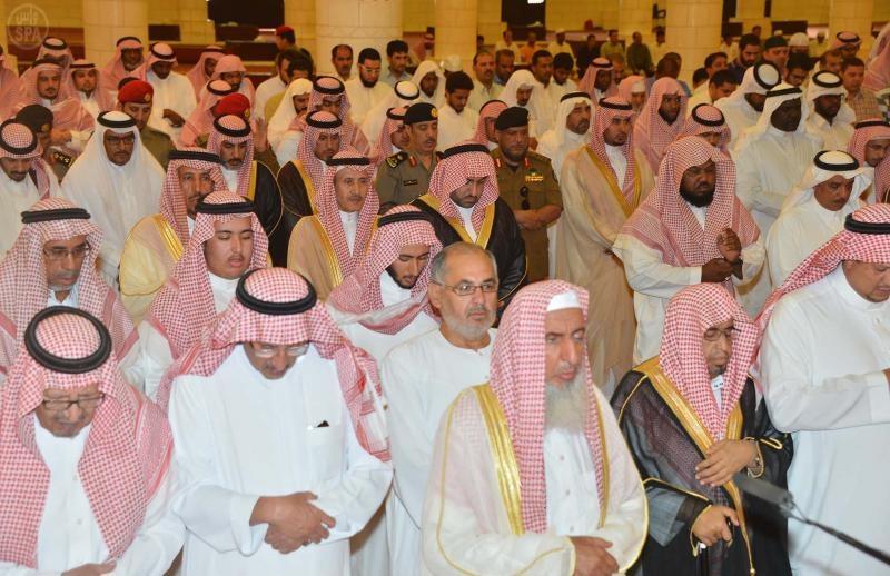 أمير منطقة الرياض يؤدي صلاة الميت على الفقيدة جواهر بنت ناصر