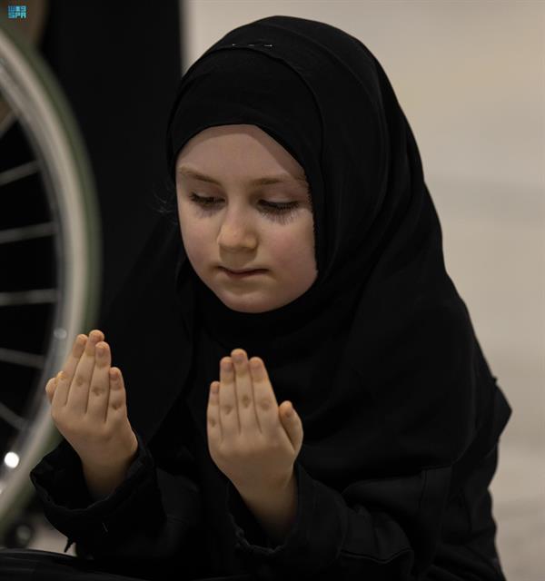 وسط أجواء إيمانية.. قاصدو المسجد الحرام والمسجد النبوي يشهدون ختم القرآن في ليلة 29 (صور) 