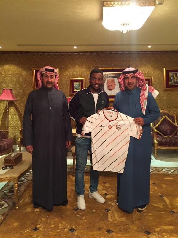 بالصور.. الشباب يتعاقد مع ثلاثي الهلال