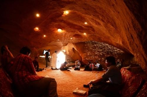  باحث يحول كهوف الباحة إلى منتجعات