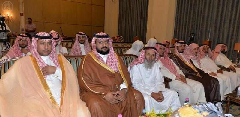 بالصور: وزير الداخلية يزور أسر شهداء الواجب في مقر إقامتهم بمكة المكرمة