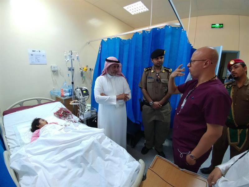 مدير شرطة جازان يزور الطفلتين اللتين تعرضتا لاعتداء من الخادمة الإثيوبية