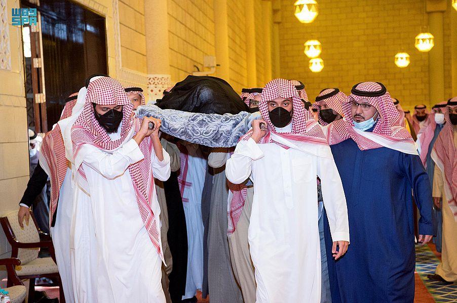 نائب أمير الرياض يؤدي صلاة الميت على الأمير تركي بن عبدالعزيز بن ثنيان. نائب أمير الرياض يؤدي صلاة الميت على الأمير تركي بن عبدالعزيز بن ثنيان.