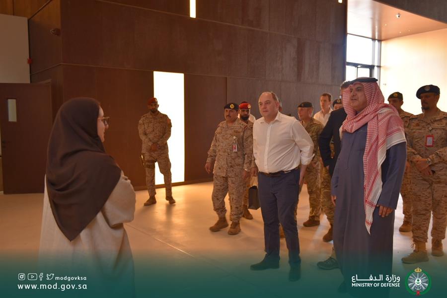 وزير الدفاع البريطاني يحط رحاله في 