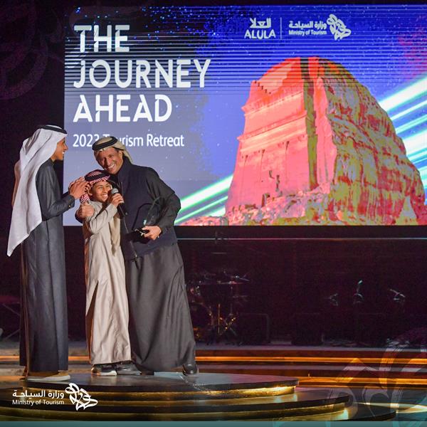 وزير السياحة يكرم شابين لاستقبالهما السياح بكرم وحفاوة 