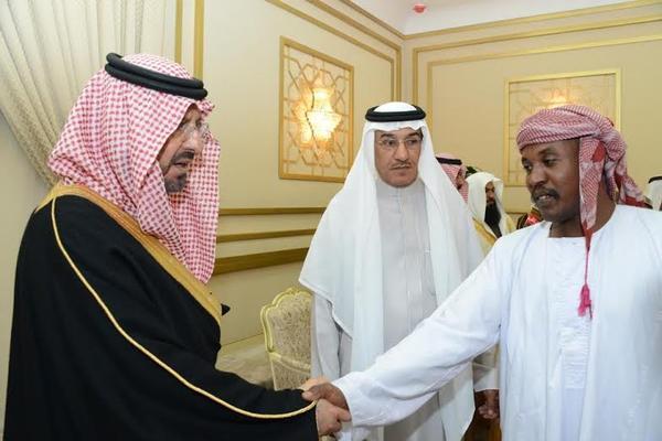 أمير حائل يكرّم سودانياً أنقذ طفلاً من السيول