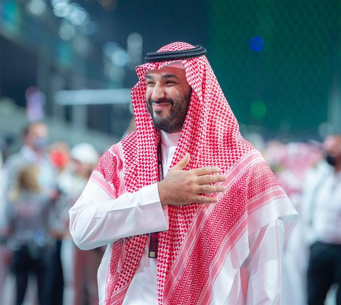  ردة فعل عفوية للأمير محمد بن سلمان خلال ترحيب الجمهور به في سباق "فورمولا1"