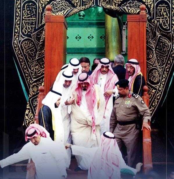الملك عبدالله يزور الكعبة المشرفة