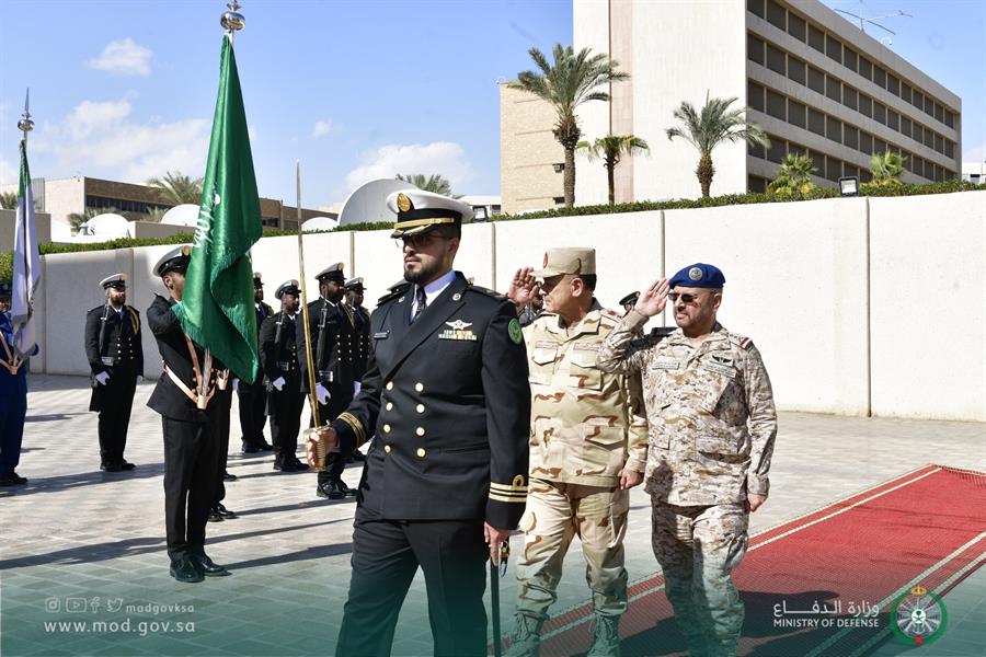 رئيس الأركان يبحث التعاون الدفاعي والعسكري مع نظيره المصري رئيس الأركان يبحث التعاون الدفاعي والعسكري مع نظيره المصري