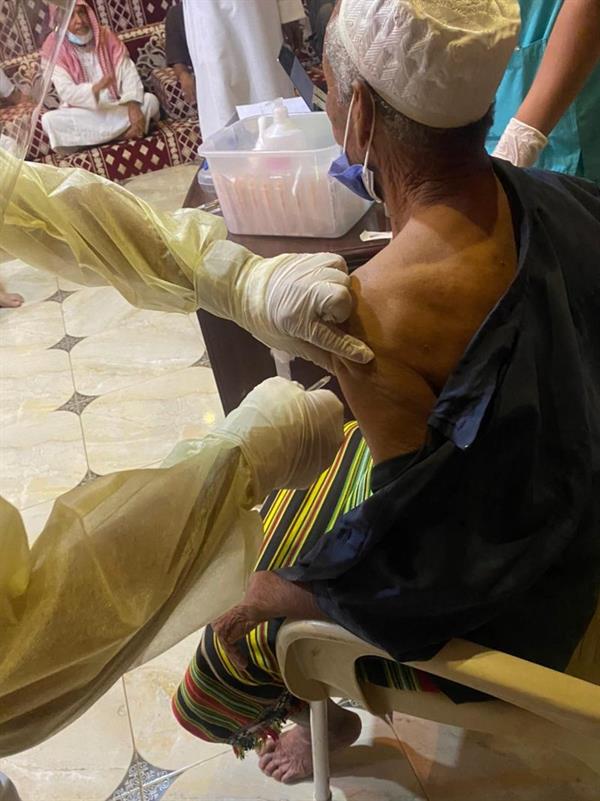 شيخ قبيلة بجازان يجمع مواطنين بمنزله لتلقي لقاح كورونا بعد التنسيق مع مستشفى