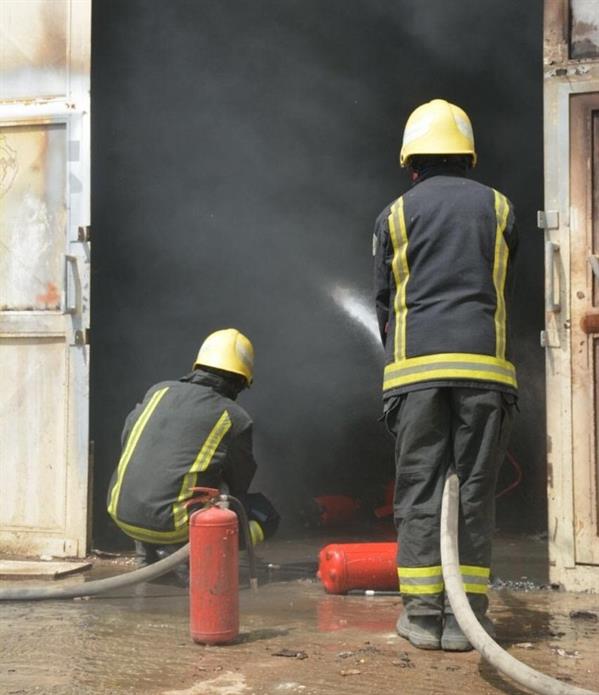 شاهد.. مدني الرياض يخمد حريقًا في ورشة نجارة بـ