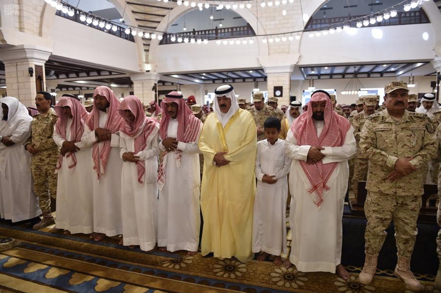 متعب بن عبدالله يؤدي صلاة الميت على شهيد الواجب العازمي