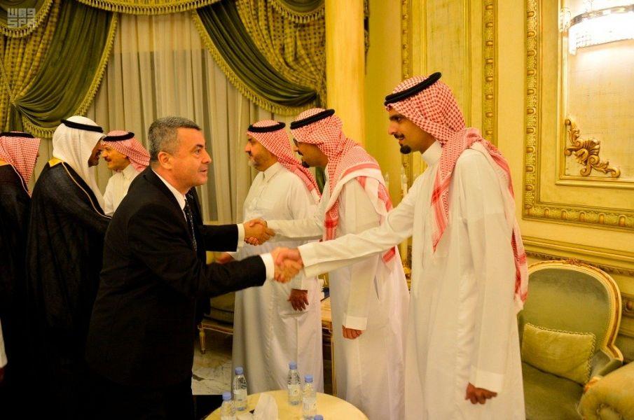 بالصور.. أبناء الأمير مشعل بن عبدالعزيز يستقبلون المعزين لليوم الثاني على التوالي