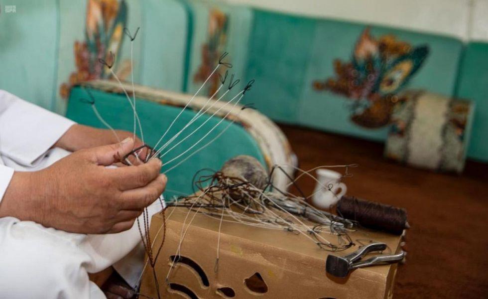 اكتسب شهرة واسعة.. كفيف يحترف صناعة مصيدة للصقور بطريف (صور) اكتسب شهرة واسعة.. كفيف يحترف صناعة مصيدة للصقور بطريف (صور)