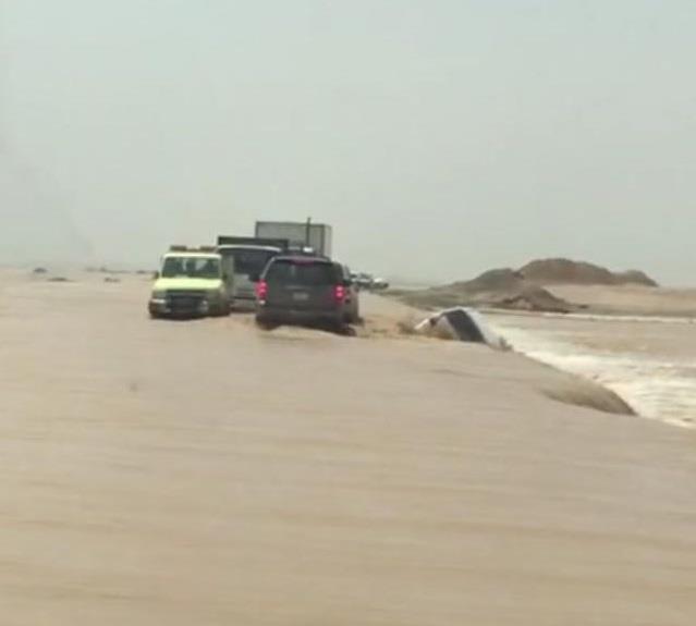 السيول تحتجز عائلتين مكونتين من 16 شخصا في 6 مركبات.. و