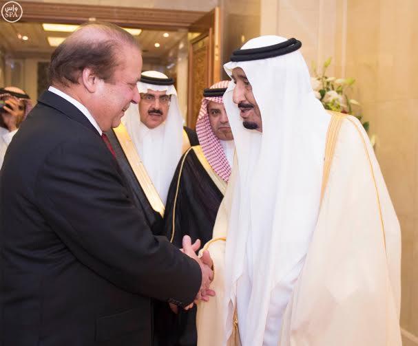 خادم الحرمين يبحث التطورات الإقليمية والدولية مع رئيس وزراء باكستان