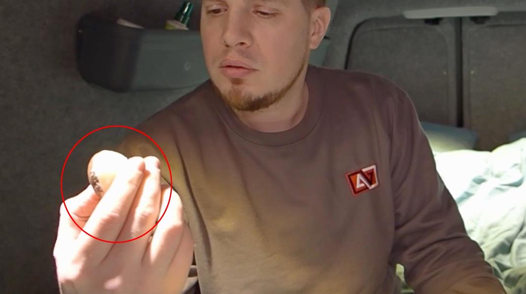 شاب بريطاني يأكل بالخطأ بيضة بـ 12 ألف دولار 