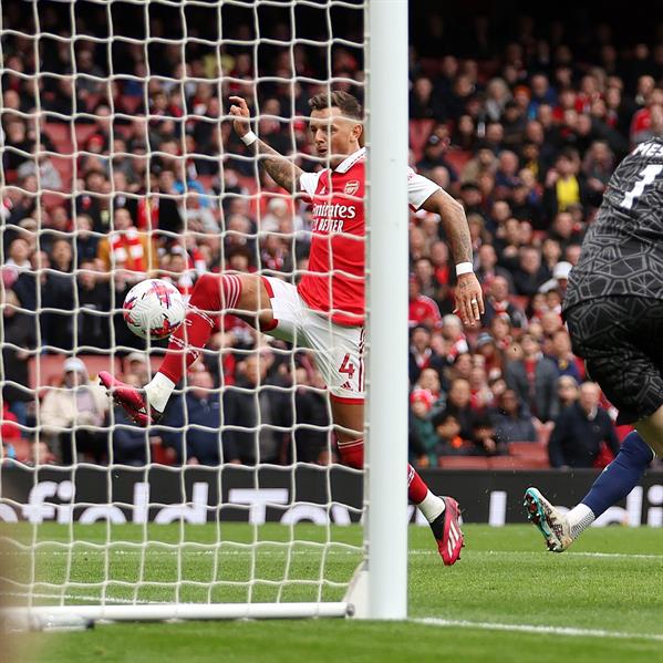 أرسنال يُعزز صدارته للدوري الإنجليزي برباعية في مرمى ليدز