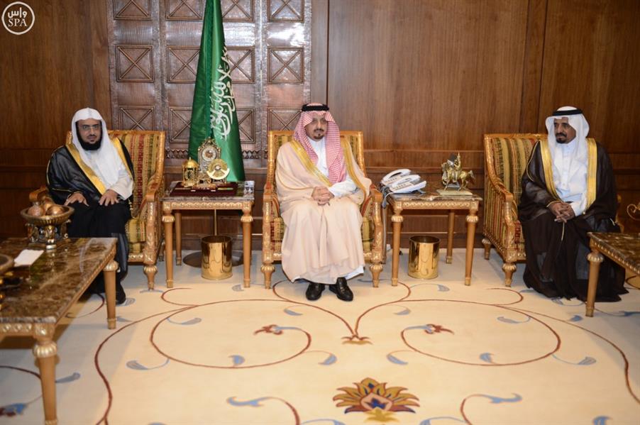 أمير عسير يستقبل المتنازلة عن قاتل ابنها وأسرتها