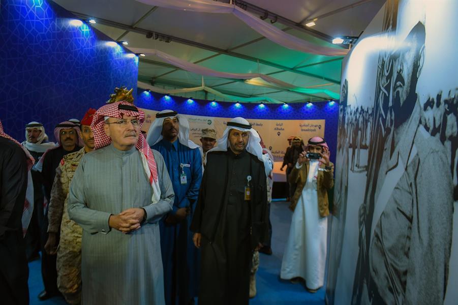 خالد بن عبدالله يزور جناح والده بـ