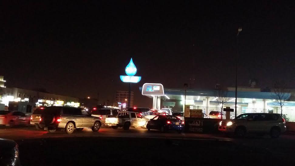  ازدحام على المحطات قبل ساعات من رفع أسعار الوقود