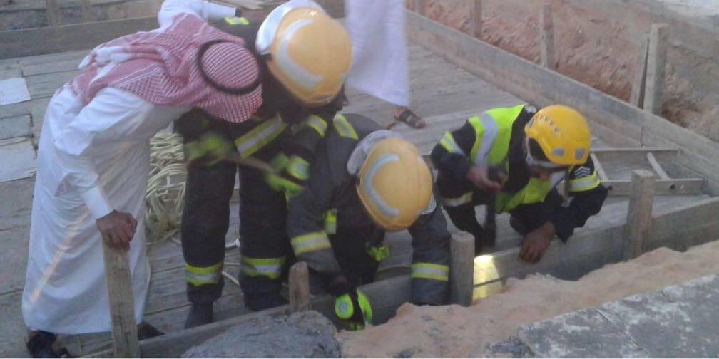 أخبار 24 مدني طبرجل ينقذ طفل ا سقط في الجزء الفاصل بين س ور خزان صرف صحي تحت الإنشاء والعازل الترابي
