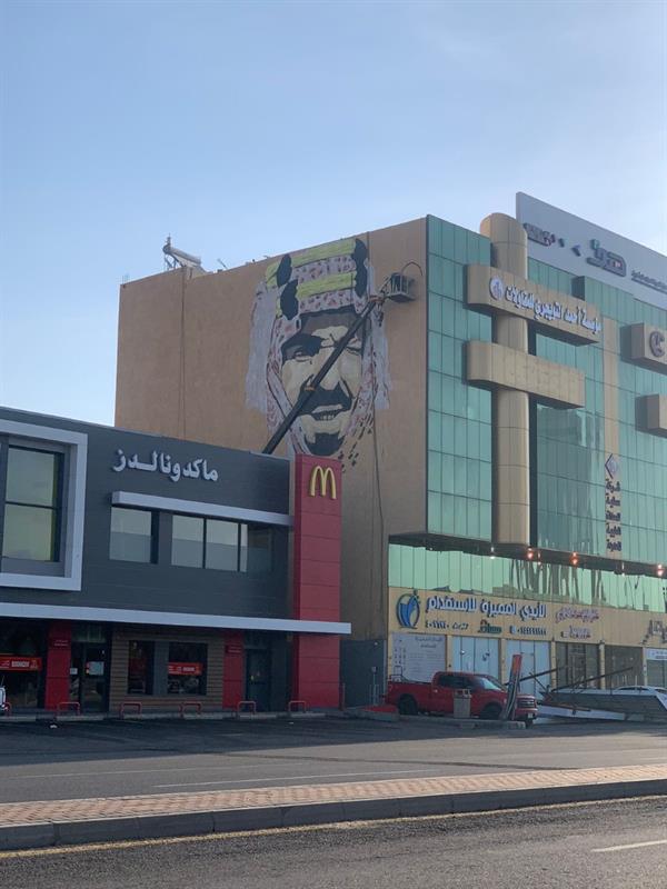 فنان تشكيلي يرسم جدارية للملك عبدالعزيز في تبوك فنان تشكيلي يرسم جدارية للملك عبدالعزيز في تبوك