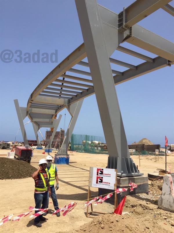 صور حديثة من أعمال تنفيذ أطول جسر مشاة في المملكة بجدة