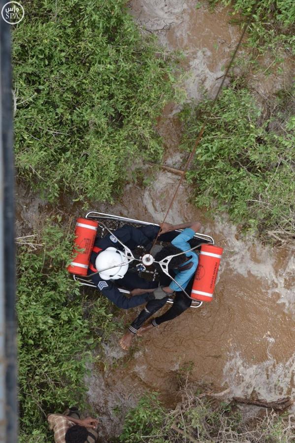 طيران الأمن ينقذ 28 شخصاً احتجزتهم السيول في وادي بيش بجازان