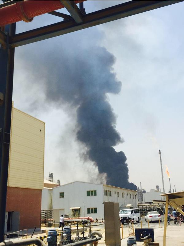 بالفيديو والصور.. انفجار بوحدة لمصفاة الشعيبة الكويتية 