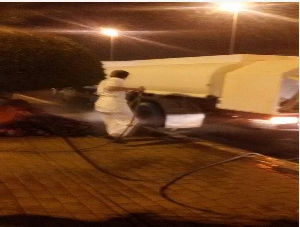 شاب سعودي يرافق عمال 